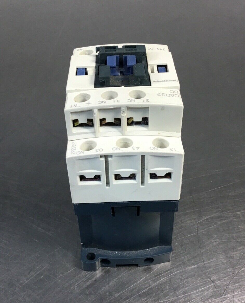 Telemecanique CAD32BD Contactor 24VDC     4E-8