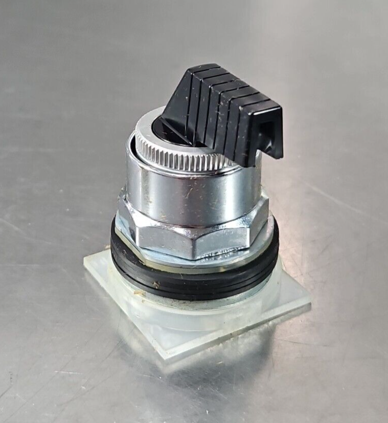 SQUARE D 9001 KS43FB SELECTOR SWITCH OPERATOR.                          Loc4D-21