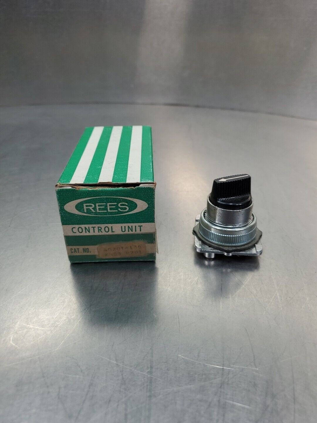 REES 40201-136 (R201) Switch Control Knob.                                 4E-34