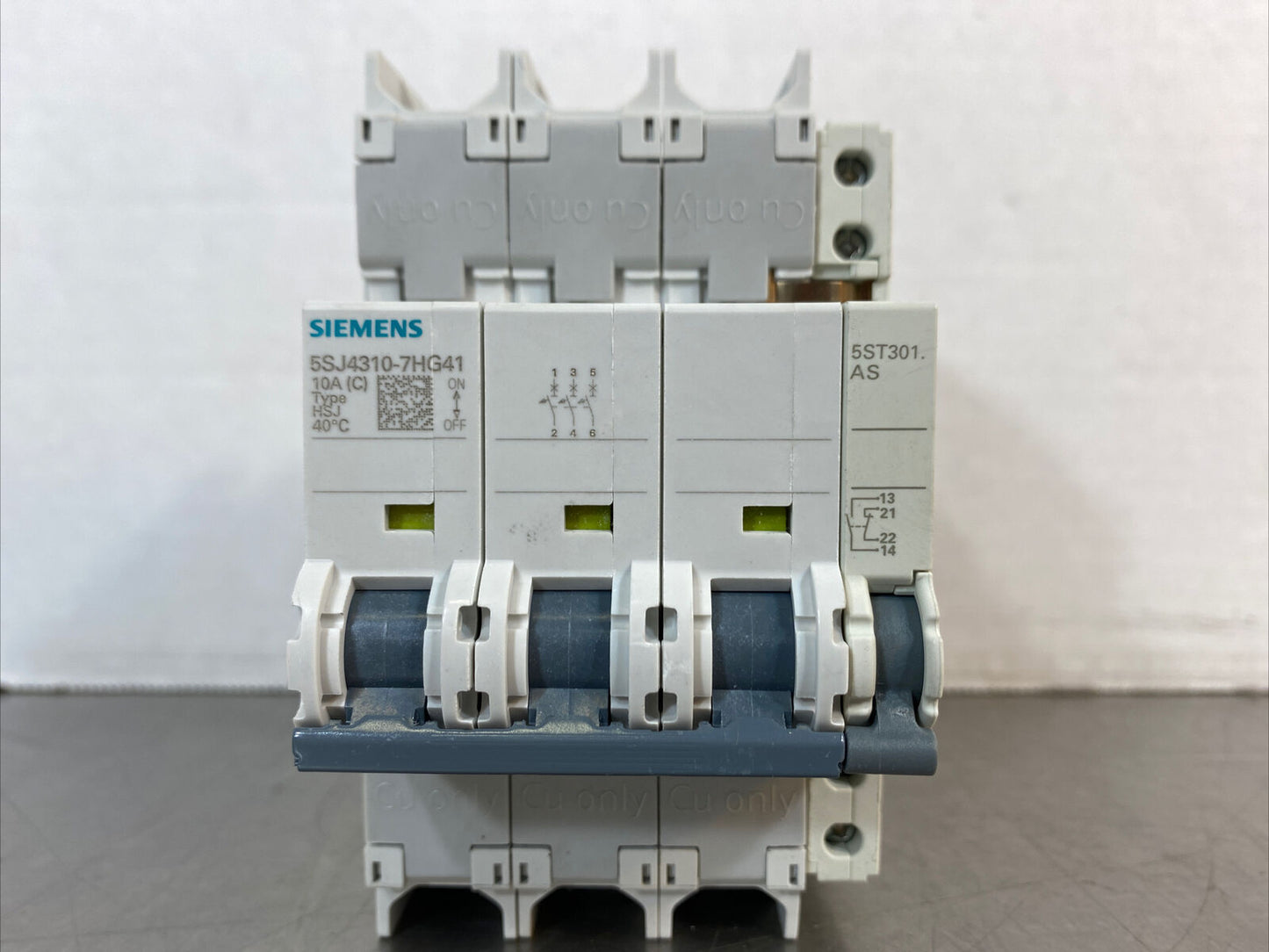 Siemens 5SJ4310-7HG41 Circuit Breaker w/ 5ST3010 Auxiliary Circuit Switch     4D