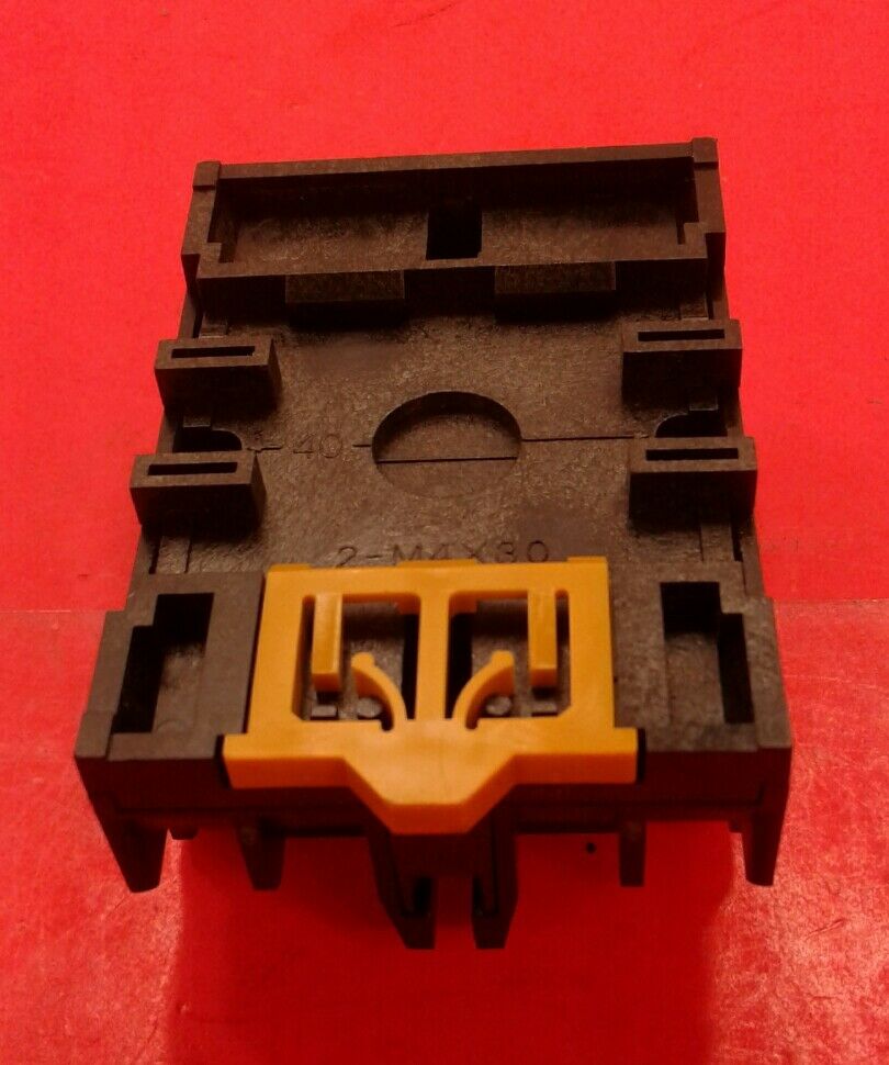 OMRON RELAY SOCKET BASE MOUNT  P2CF-11-600   4A