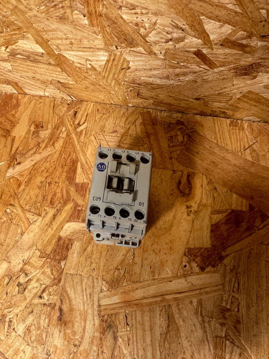 ALLEN BRADLEY 100-C09*01 SER.A 600VAC MAX 32A Relay Assembly Contactor @1E