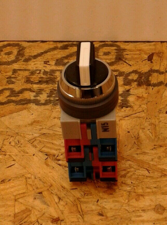 Idec ASS44SN-411 Selector Switch Includes NO & NC Contacts     4B