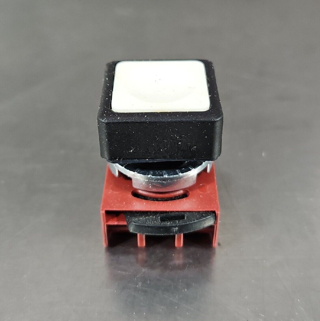 GE P9SPNBG. SQUARE PLASTIC OPERWHITE Square Pushbutton                  Loc 4E-2