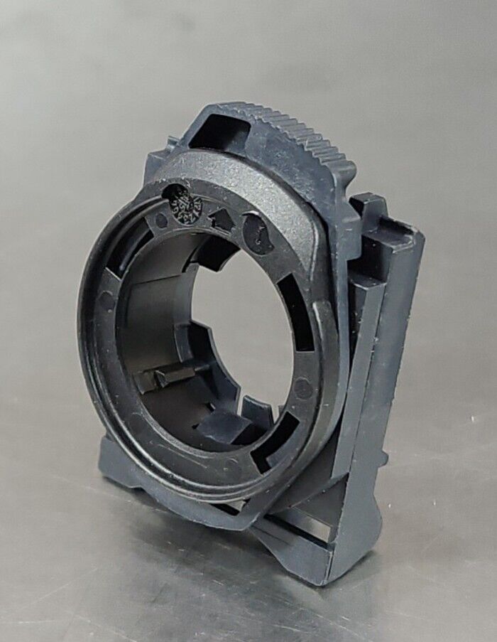 ALLEN BRADLEY 800F- MOUNTING LATCH PLASTIC 22MM (LOT OF 2).             Loc 4E-9