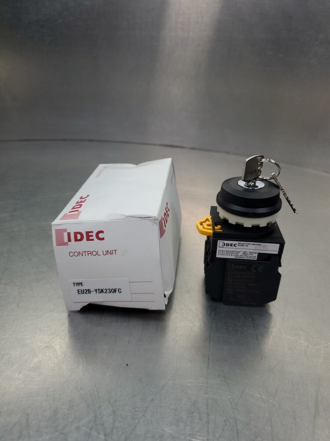 IDEC EU2B-YS Keyed-Selector Switch w/EU2B-NF10 Contact Block.              4C-21