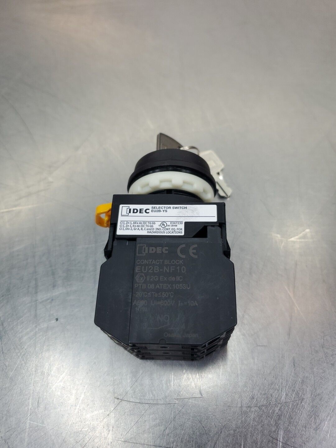 IDEC EU2B-YS Keyed-Selector Switch w/EU2B-NF10 Contact Block.              4C-21