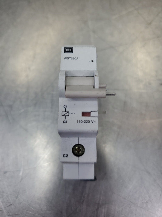Cutler-Hammer WST220A 110-220VAC SHUNT TRIP CIRCUIT BREAKER.               4E-11