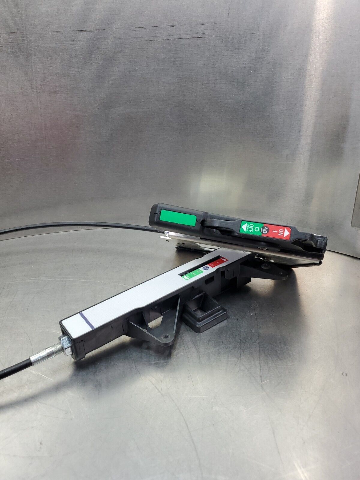 Allen Bradley 140G-K-FCX04 Ser A. Remote Operator Cable Disconnect.         4A-3