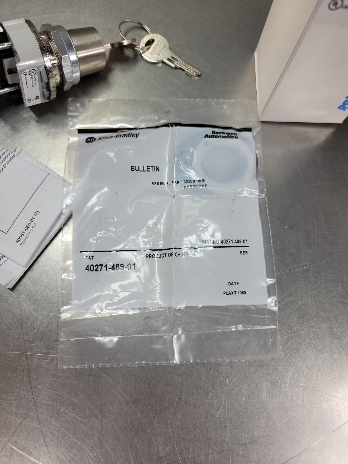 ALLEN BRADLEY  800TC-H3126D1  SERIES T 2 POS SELECTOR SWITCH WITH KEY    4E-1