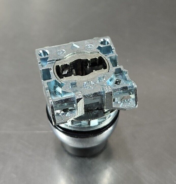 Allen-Bradley 800FT- Metam button with key.                             Loc 4A-1