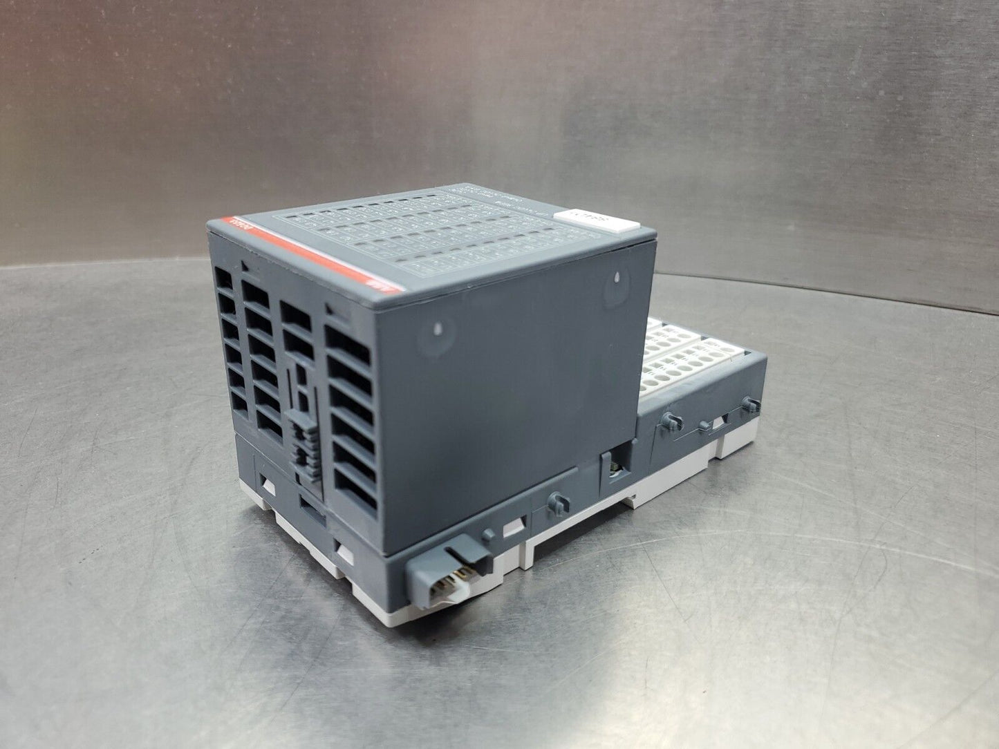 ABB DC523 B4 (1SAP240500R0001) 24V Digital I/0 Module.                     3B-12