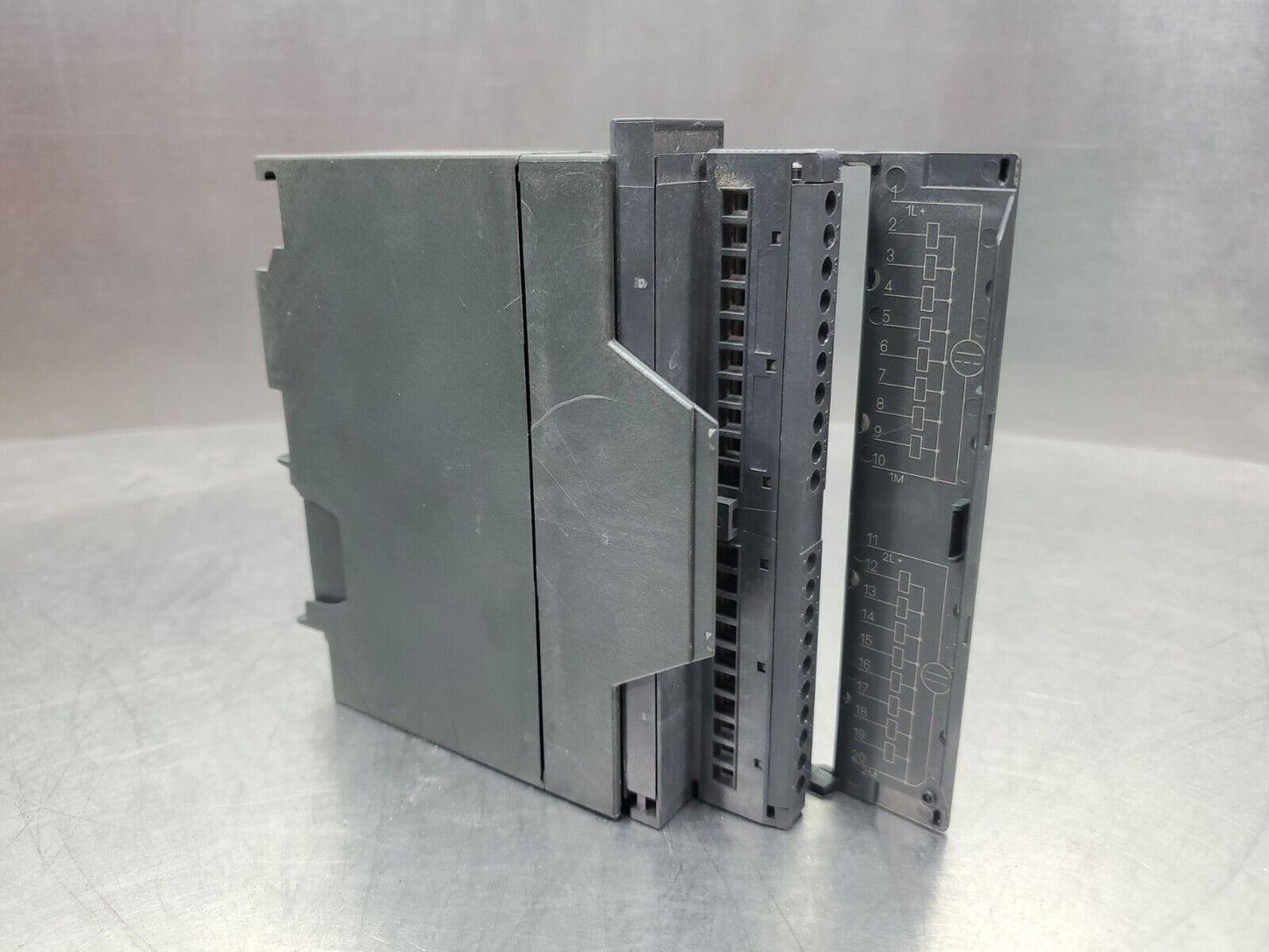 Siemens SIMATIC S7 1P 6ES7 322-1BH01-0AA0 PLC Module.                      3E-25