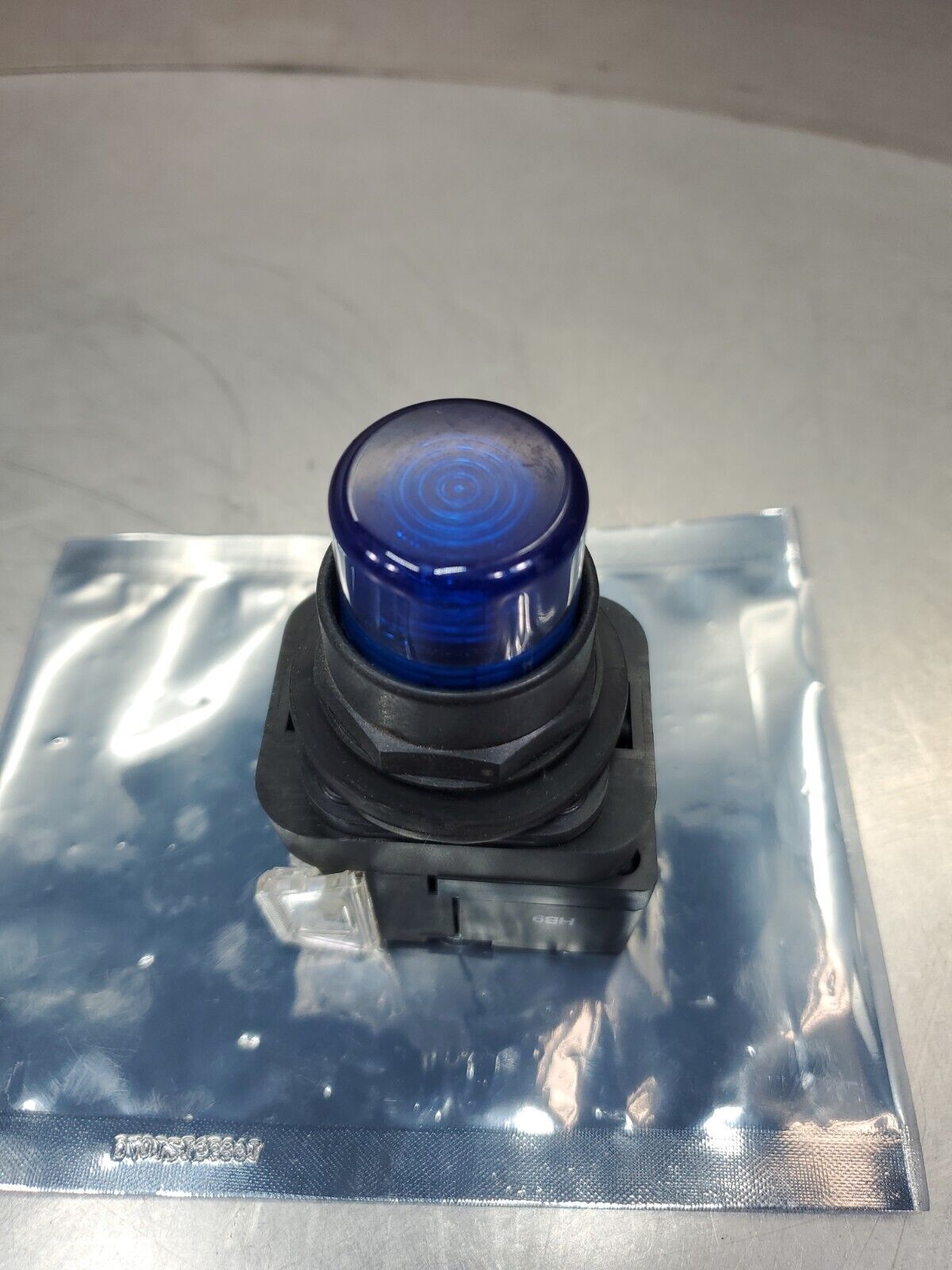 Allen Bradley 800HC-QRBH2A Ser. G Blue Illuminated Push Button.             4A-2