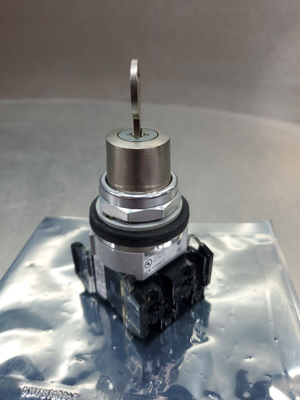 ALLEN-BRADLEY 800TC-H3126B  SER. T Lock-Out Selector Switch.                4A-2