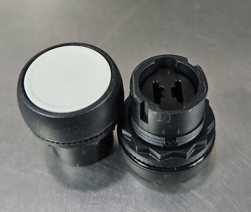 Allen-Bradley 800FP-LF3 Illuminated Plastic Push Button White Lens.    Loc  4E-5