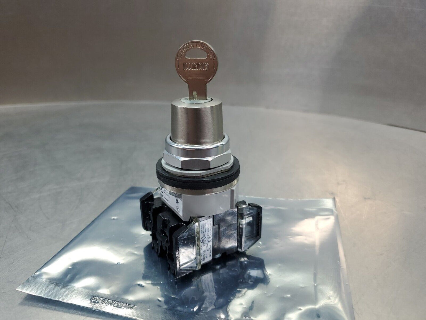 ALLEN-BRADLEY 800TC-H3126B  SER. T Lock-Out Selector Switch.                4A-2