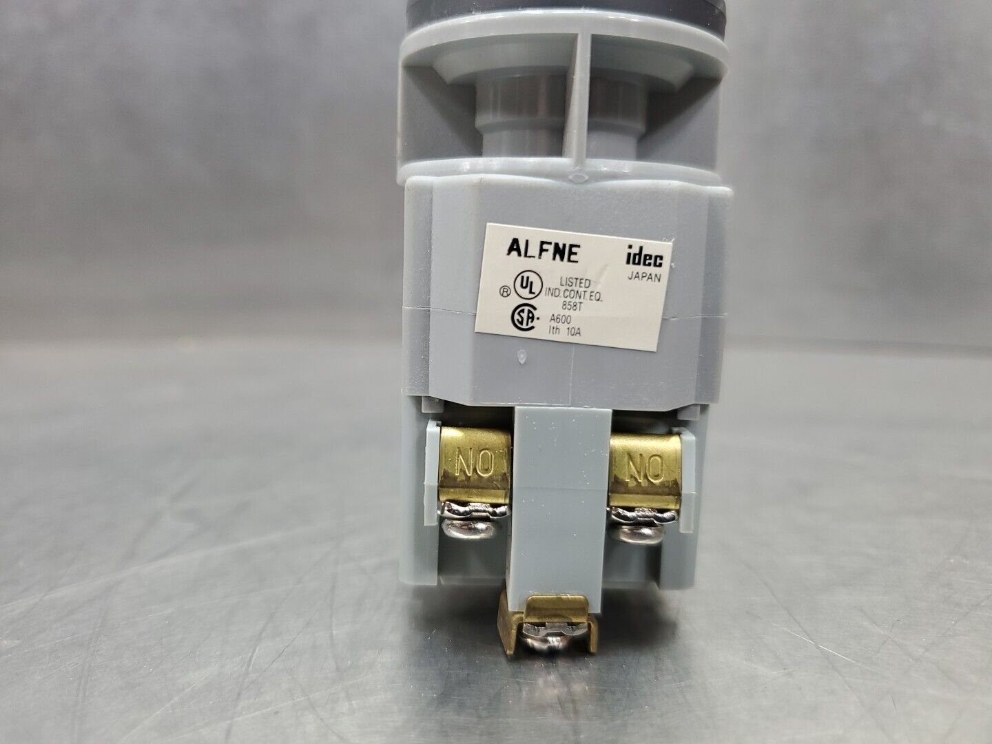 IDEC ALFNE RED PUSHBUTTON SWITCH.                                          4D-24